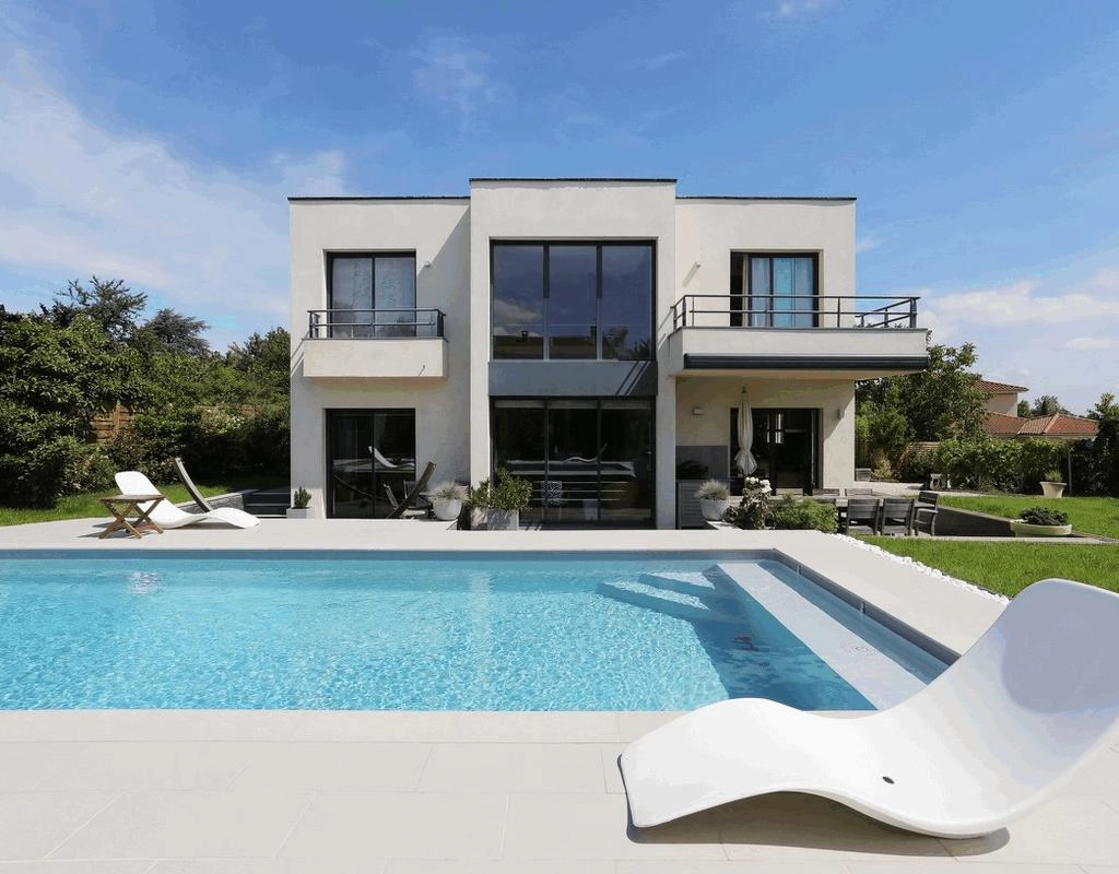 vista di una piscina completa sulla parte esterna di una casa