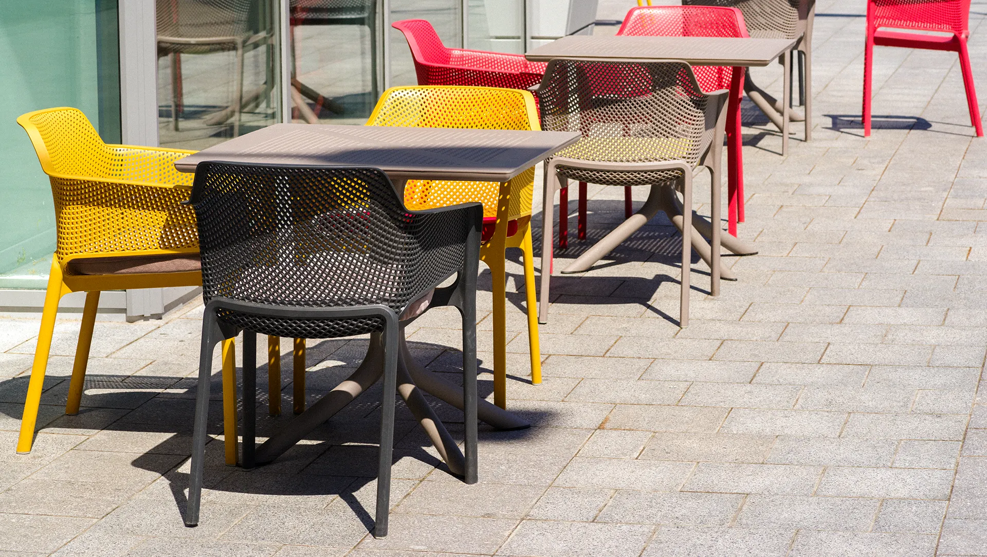 arredo da giardino in polipropilene colorato inserito in un ambiente contract
